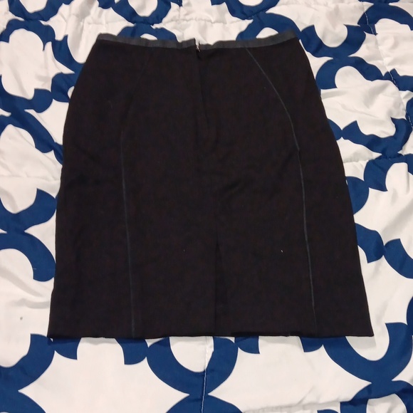 H&M mini pencil skirt with zip and clasp in back and 5in slit - Picture 2 of 3